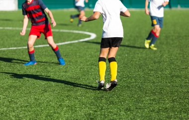 Futbol eğitim futbol çocuklar için. Çocuk, futbol topları sürüyor. Genç futbolcular maça ve Kick futbol topu oyunda. Eğitim, aktif yaşam tarzı, spor, çocuk aktivite konsepti