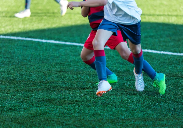 Des Garçons Tenue Sport Rouge Blanche Qui Courent Sur Terrain — Photo