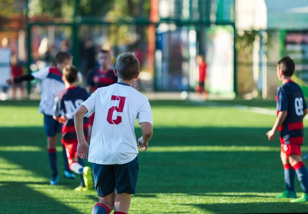 Rapazes Sportswear Branco Vermelho Correr Campo Futebol Jovens Futebolistas Driblam — Fotografia de Stock