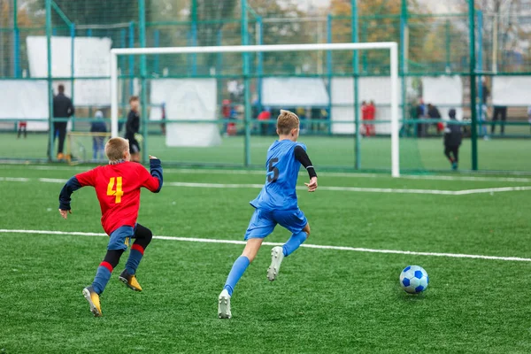 Trening Piłki Nożnej Dla Dzieci Chłopcy Niebieskiej Czerwonej Odzieży Sportowej — Zdjęcie stockowe