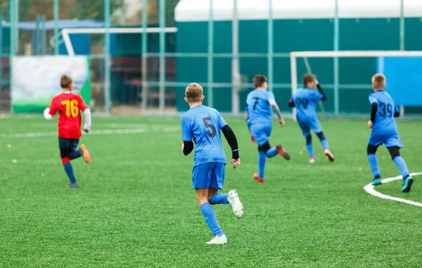 Jovens Futebolistas Driblam Chutam Bola Futebol Jogo Rapazes Fato Desportivo — Fotografia de Stock