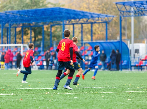 Młodzi Piłkarze Drybling Kick Piłki Nożnej Grze Chłopcy Czerwonej Niebieskiej — Zdjęcie stockowe