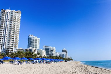 Silueti, plaj ve kıyı şeridi mavi gökyüzü güneşli gün ile. Seyahat, turizm 