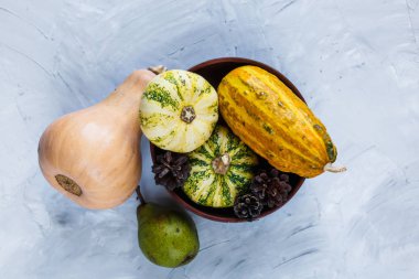 Kabaklar, armutlar, erikler, elmalar masada, üst teregörüş, metin için boş alan. Gri arka plan üzerinde sebze ve meyve Şükran günü kompozisyon. Sonbahar hasat konsepti