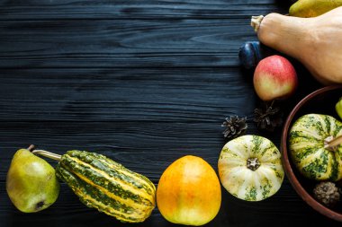 Kabaklar, armut, erik, siyah ahşap masa üzerinde elma, üst görünümü, metin için boş alan. Koyu ahşap arka plan üzerinde sebze ve meyve Şükran günü kompozisyon. Sonbahar hasat konsepti