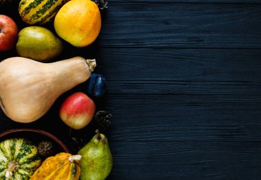 Kabaklar, armut, erik, siyah ahşap masa üzerinde elma, üst görünümü, metin için boş alan. Koyu ahşap arka plan üzerinde sebze ve meyve Şükran günü kompozisyon. Sonbahar hasat konsepti