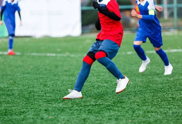 Chłopcy Czerwonym Niebieskim Odzieży Sportowej Gra Piłki Nożnej Boisku Drybbles — Zdjęcie stockowe