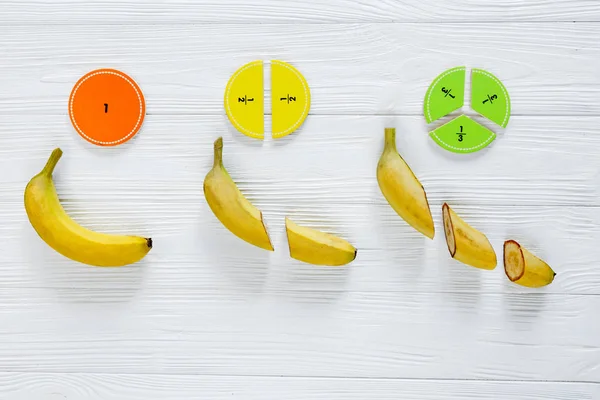 Bunte Mathefraktionen Und Bananen Als Muster Auf Weißem Holzhintergrund Oder — Stockfoto