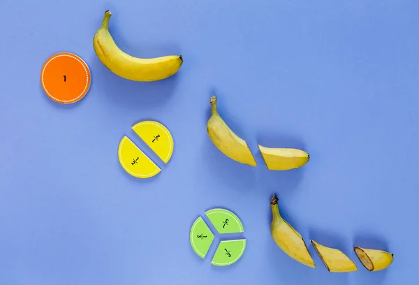 Bunte Mathefraktionen Und Bananen Als Muster Auf Violettem Hintergrund Interessante — Stockfoto