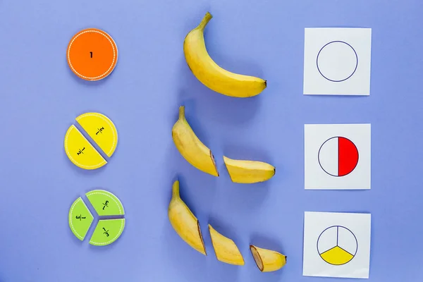 五颜六色的数学分数和香蕉作为紫罗兰背景的样本 有趣的数学为孩子们 回到学校的概念 几何和数学材料 — 图库照片