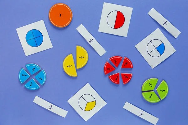 Mor arka planda renkli matematik kesirleri. Çocuklar için ilginç bir matematik. Eğitim, okul kavramına geri dönelim. Geometri ve matematik materyalleri. Düz döşeme, üst görünüm