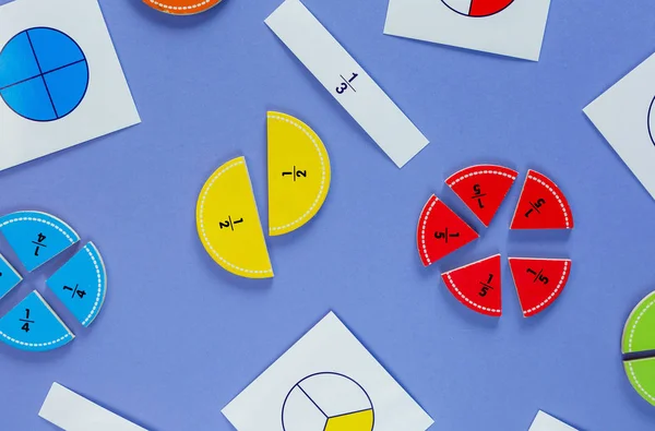 Bunte Mathefraktionen Auf Violettem Hintergrund Interessante Mathematik Für Kinder Bildung — Stockfoto