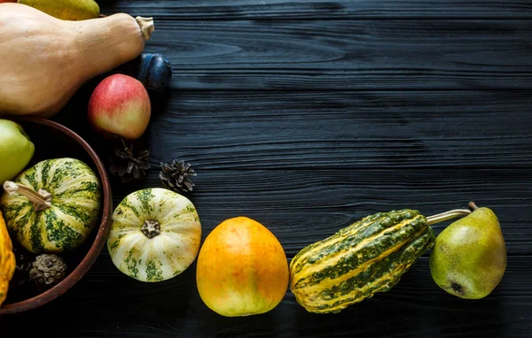 苹果在黑色木桌上 顶视图 文本自由空间 感恩节的蔬菜和水果组成在深色木制背景上 秋收概念 — 图库照片