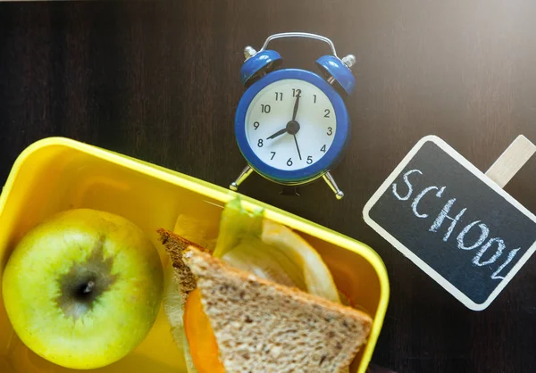 Caja Almuerzo Azul Escolar Con Sándwich Casero Manzana Verde Galletas — Foto de Stock