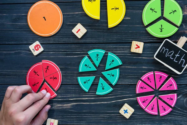 Kinderhand Bewegt Bunte Mathefraktionen Auf Dunklem Holzboden Oder Tisch Interessante — Stockfoto