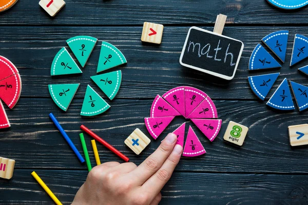 孩子们手在深色木制背景或桌子上移动五颜六色的数学分数 有趣的创意有趣的数学为孩子们 回到学校的概念 几何和数学材料 — 图库照片