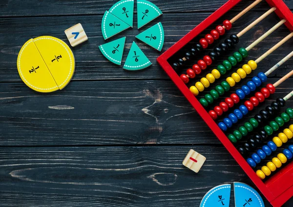 Karanlık arka planda yaratıcı matematik kesirleri. Çocuklar için ilginç komik matematik. Eğitim, okul kavramına geri dönelim. Geometri ve matematik materyalleri. Düz döşeme, üst görünüm