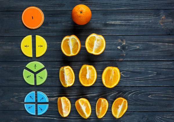 Kolorowe Ułamki Matematyczne Pomarańcze Jako Próbkę Ciemnym Drewnianym Tle Lub — Zdjęcie stockowe