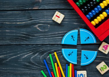 Karanlık arka planda yaratıcı matematik kesirleri. Çocuklar için ilginç komik matematik. Eğitim, okul kavramına geri dönelim. Geometri ve matematik materyalleri. Düz döşeme, üst görünüm
