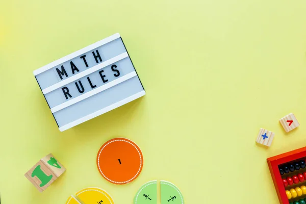 創造的なオロフルライトボックス 黄色の背景に分数 子供のための面白い面白い数学 学校の概念に戻る 幾何学と数学の材料 フラットレイ トップビュー — ストック写真