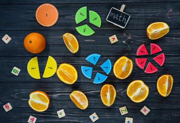 Färgglada Matematik Fraktioner Och Apelsiner Som Ett Prov Mörk Trä — Stockfoto