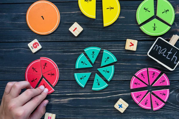 Mano Los Niños Mueve Fracciones Matemáticas Coloridas Sobre Fondo Mesa — Foto de Stock