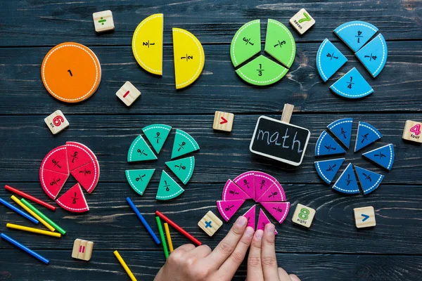 Kinderhand Bewegt Bunte Mathefraktionen Auf Dunklem Holzboden Oder Tisch Interessante — Stockfoto