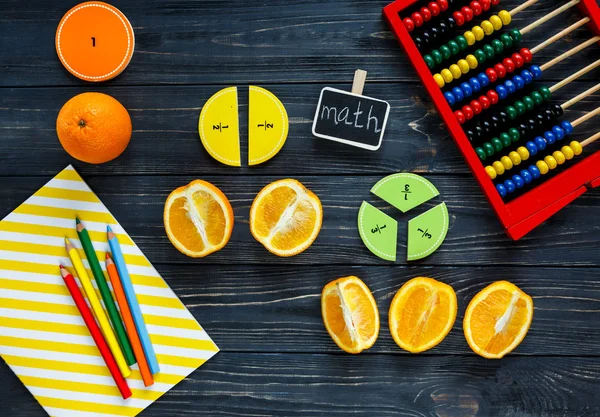 Bunte Mathefraktionen Und Orangen Als Muster Auf Dunklem Holzgrund Oder — Stockfoto