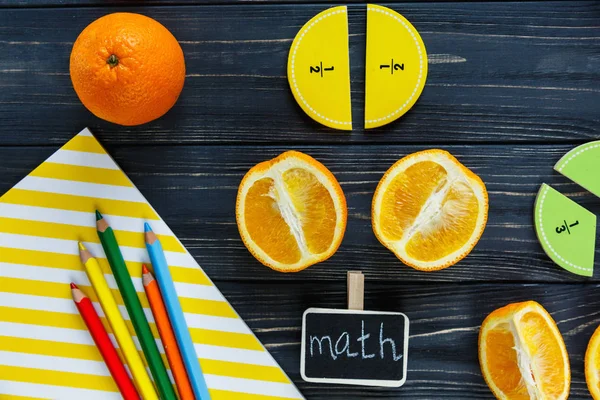 Bunte Mathefraktionen Und Orangen Als Muster Auf Dunklem Holzgrund Oder — Stockfoto