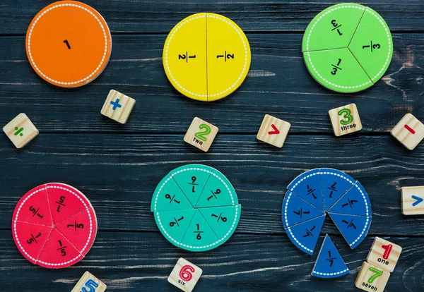 Kinderhand Bewegt Bunte Mathefraktionen Auf Dunklem Holzboden Oder Tisch Interessante — Stockfoto