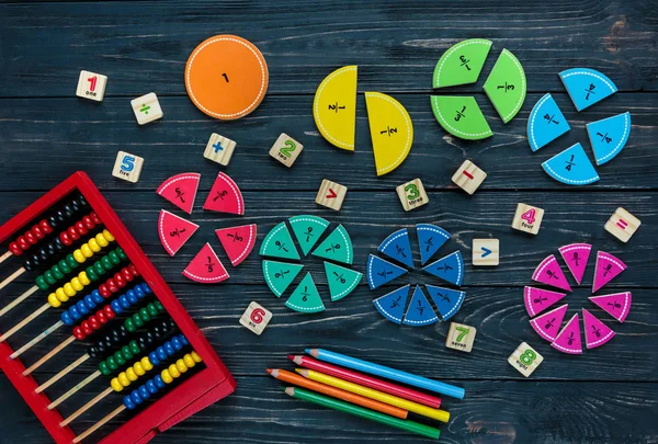 Mano Los Niños Mueve Fracciones Matemáticas Coloridas Sobre Fondo Mesa —  Fotos de Stock