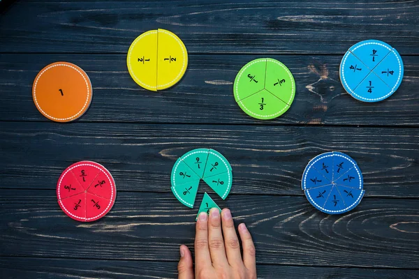 Kinderhand Bewegt Bunte Mathefraktionen Auf Dunklem Holzboden Oder Tisch Interessante — Stockfoto