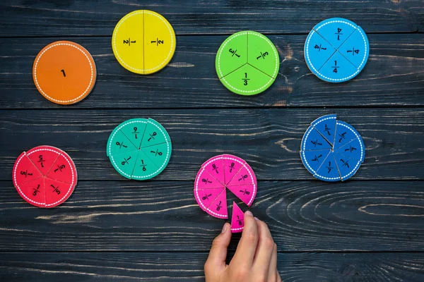 Kinderhand Bewegt Bunte Mathefraktionen Auf Dunklem Holzboden Oder Tisch Interessante — Stockfoto