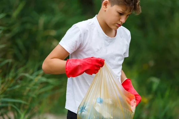 Eldivenli Beyaz Tişörtlü Çocuk Sahilde Mavi Pakette Çöp Plastik Şişeleri — Stok fotoğraf