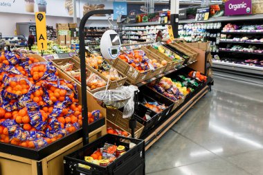 Miami/Usa - 25 Nisan 2019:Walmart ürünleriyle sıralar. Walmart Inc. bir Amerikan çokuluslu perakende şirketi hipermarketler, indirim mağazalar ve bakkallar zinciri çalışır