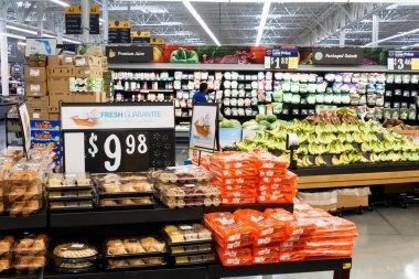 Miami/Usa - 25 Nisan 2019:Walmart ürünleriyle sıralar. Walmart Inc. bir Amerikan çokuluslu perakende şirketi hipermarketler, indirim mağazalar ve bakkallar zinciri çalışır
