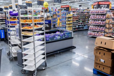 Miami/Usa - 25 Nisan 2019:Walmart ürünleriyle sıralar. Walmart Inc. bir Amerikan çokuluslu perakende şirketi hipermarketler, indirim mağazalar ve bakkallar zinciri çalışır