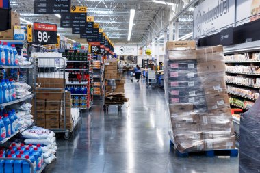 Miami/Usa - 25 Nisan 2019:Walmart ürünleriyle sıralar. Walmart Inc. bir Amerikan çokuluslu perakende şirketi hipermarketler, indirim mağazalar ve bakkallar zinciri çalışır