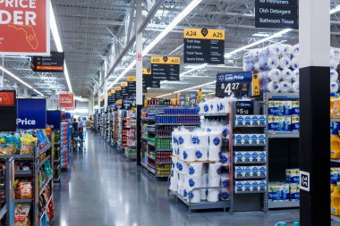 Miami/Usa - 25 Nisan 2019:Walmart ürünleriyle sıralar. Walmart Inc. bir Amerikan çokuluslu perakende şirketi hipermarketler, indirim mağazalar ve bakkallar zinciri çalışır
