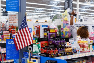 Miami/Usa - 25 Nisan 2019:Walmart ürünleriyle sıralar. Walmart Inc. bir Amerikan çokuluslu perakende şirketi hipermarketler, indirim mağazalar ve bakkallar zinciri çalışır