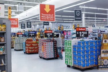Miami/Usa - 25 Nisan 2019:Walmart ürünleriyle sıralar. Walmart Inc. bir Amerikan çokuluslu perakende şirketi hipermarketler, indirim mağazalar ve bakkallar zinciri çalışır