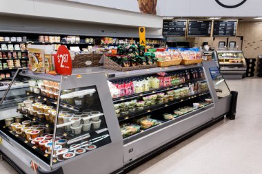 Miami/Usa - 25 Nisan 2019:Walmart ürünleriyle sıralar. Walmart Inc. bir Amerikan çokuluslu perakende şirketi hipermarketler, indirim mağazalar ve bakkallar zinciri çalışır