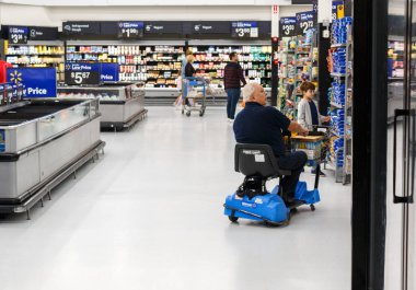 Miami/Usa - 25 Nisan 2019:Walmart ürünleriyle sıralar. Walmart Inc. bir Amerikan çokuluslu perakende şirketi hipermarketler, indirim mağazalar ve bakkallar zinciri çalışır
