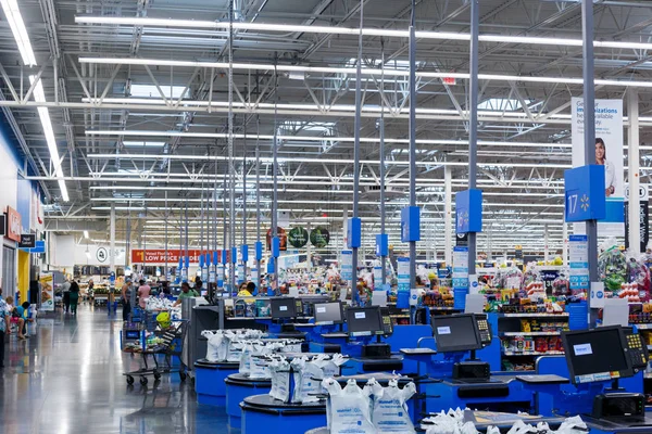 Miami/Usa - 25 Nisan 2019:Walmart ürünleriyle sıralar. Walmart Inc. bir Amerikan çokuluslu perakende şirketi hipermarketler, indirim mağazalar ve bakkallar zinciri çalışır