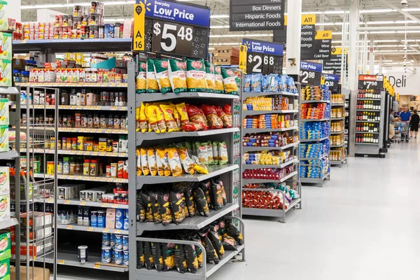 Miami/Usa - 25 Nisan 2019:Walmart ürünleriyle sıralar. Walmart Inc. bir Amerikan çokuluslu perakende şirketi hipermarketler, indirim mağazalar ve bakkallar zinciri çalışır