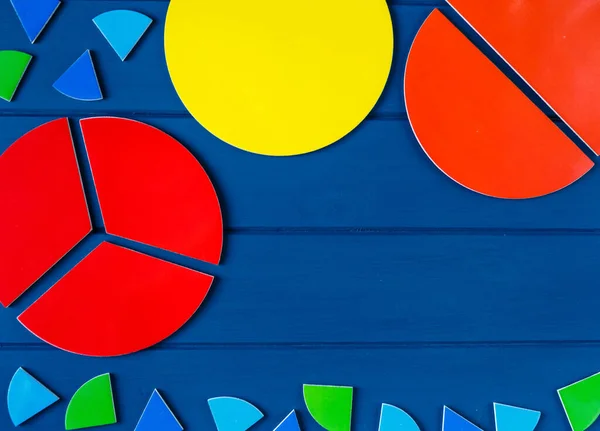 Mathefraktionen Und Bunte Buchstaben Auf Blauem Hintergrund Der Nähe Kreatives — Stockfoto