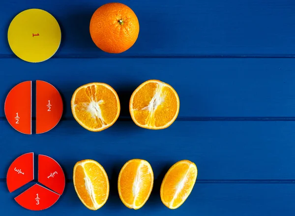 파란색 배경의 일부로서 수학적 분수와 오렌지를 클로즈업하 창의적 재미있는 배너입니다 — 스톡 사진