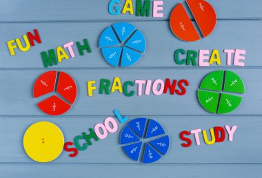 Matematiksel kesirleri ve gri arkaplanda renkli harfleri kapat. Yaratıcı, eğlenceli matematik afişi. Eğitim, okula dönüş konsepti.