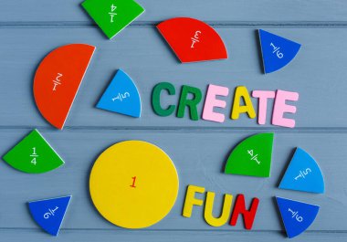 Matematiksel kesirleri ve gri arkaplanda renkli harfleri kapat. Yaratıcı, eğlenceli matematik afişi. Eğitim, okula dönüş konsepti.