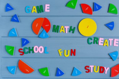 Matematiksel kesirleri ve gri arkaplanda renkli harfleri kapat. Yaratıcı, eğlenceli matematik afişi. Eğitim, okula dönüş konsepti.